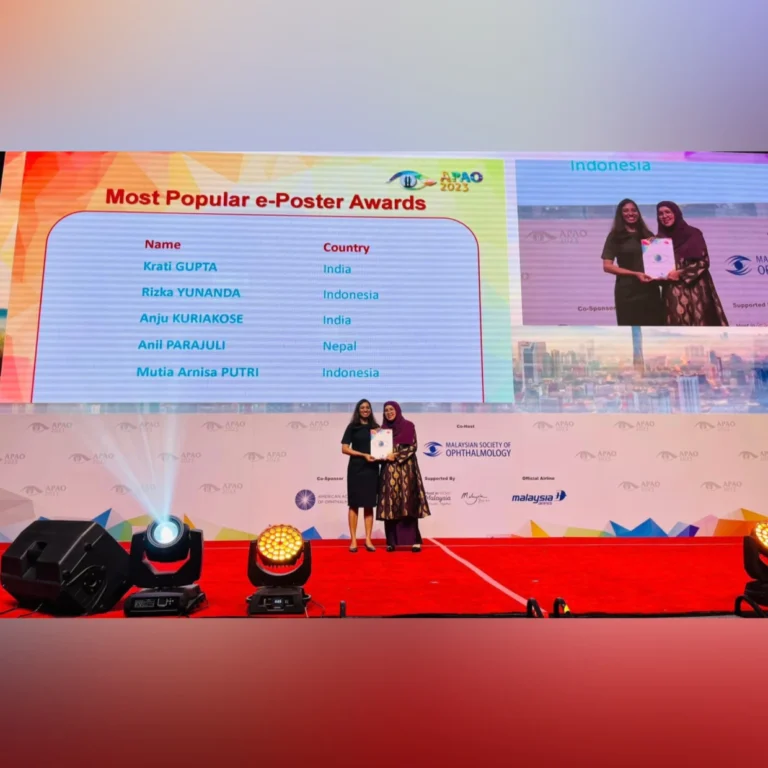 Dr. Krati Gupta winning Most Popular E-Poster Award at APAO Bali, Indonesia for excellence in ophthalmology