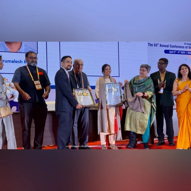 Dr. Saurabh Deshmukh receiving International Ophthalmic Hero of India Award in 2025 for excellence in retina and cataract surgery in Bhopal