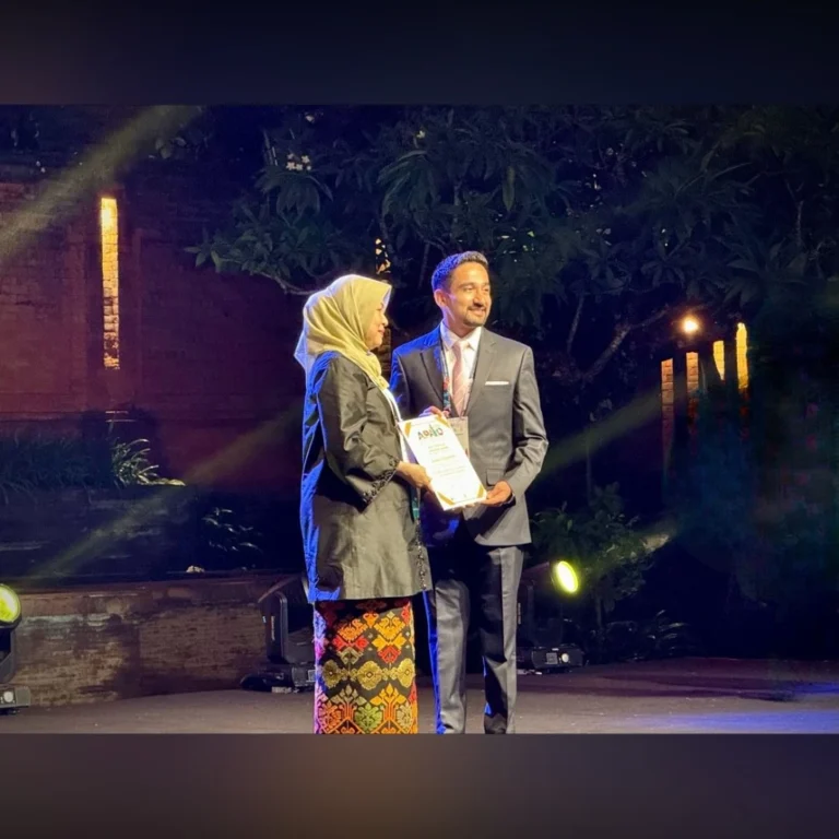Dr. Saurabh Deshmukh receiving APAO Most Popular Video Award at Kuala Lumpur for excellence in retina and cataract surgery