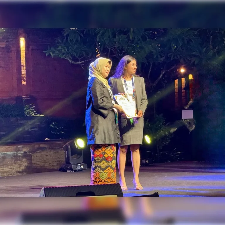 Dr. Krati Gupta receiving Best E-Poster Award at APAO 2025 in Bali for excellence in cornea and refractive surgery