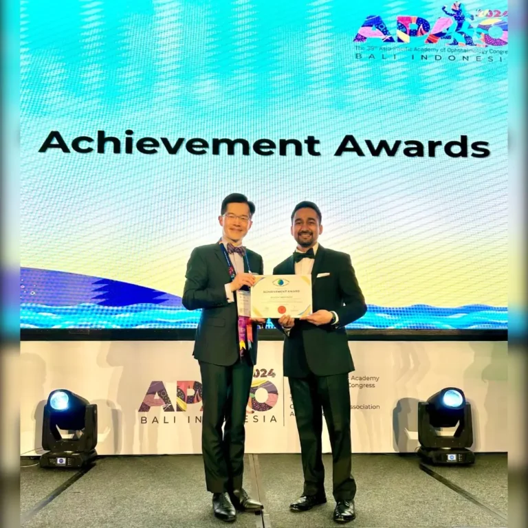 Dr. Saurabh Deshmukh receiving APAO Achievement Award at Bali, Indonesia for excellence in ophthalmology