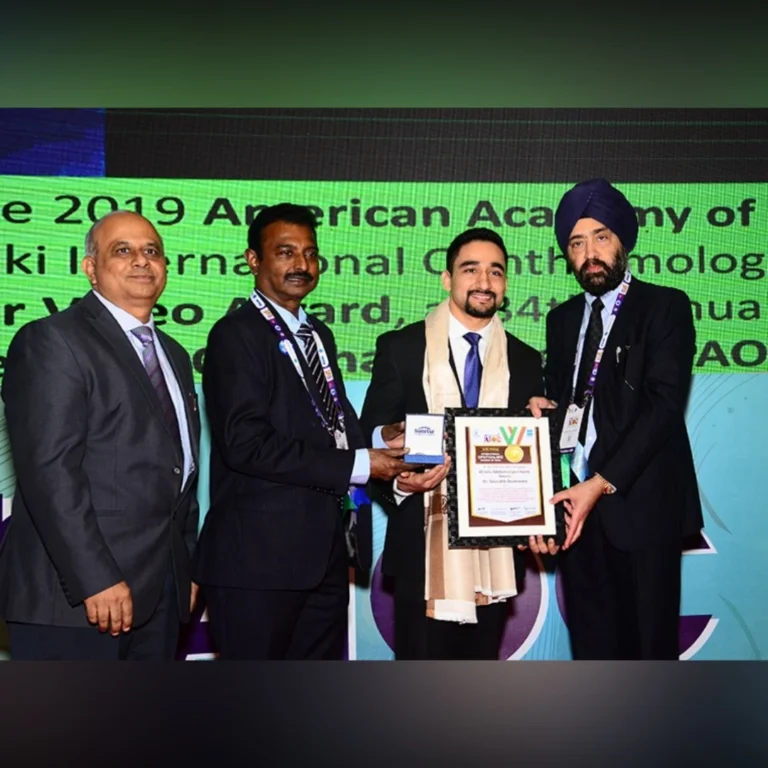 Dr. Saurabh Deshmukh receiving International Ophthalmic Hero of India Award in 2023 for excellence in retina and cataract surgery in Bhopal
