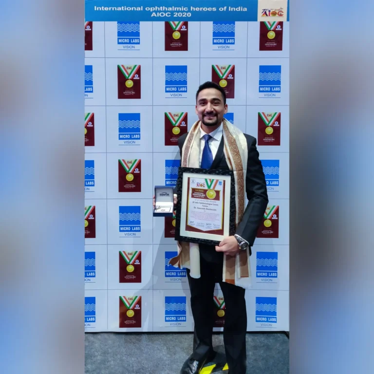 Dr. Saurabh Deshmukh receiving International Ophthalmic Hero of India Award in 2020 for excellence in retina and cataract surgery in Bhopal